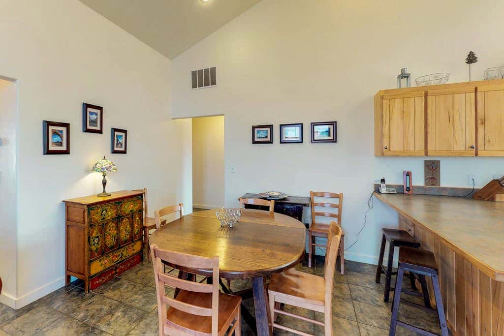 Beautiful Home with Mountain View and Shared Seasonal Pool and Hot Tub - Dog Friendly