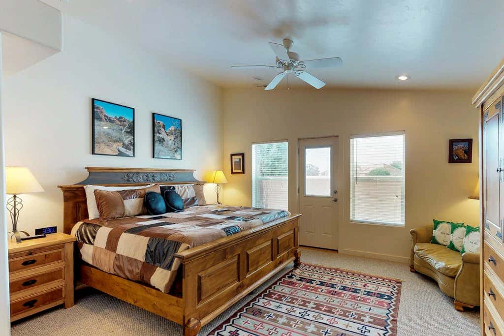 Beautiful Home with Mountain View and Shared Seasonal Pool and Hot Tub - Dog Friendly