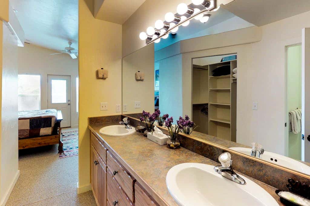 Beautiful Home with Mountain View and Shared Seasonal Pool and Hot Tub - Dog Friendly