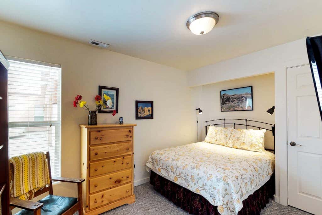 Beautiful Home with Mountain View and Shared Seasonal Pool and Hot Tub - Dog Friendly