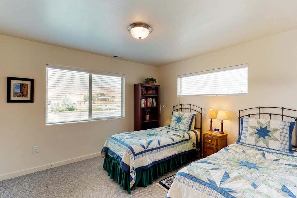 Beautiful Home with Mountain View and Shared Seasonal Pool and Hot Tub - Dog Friendly
