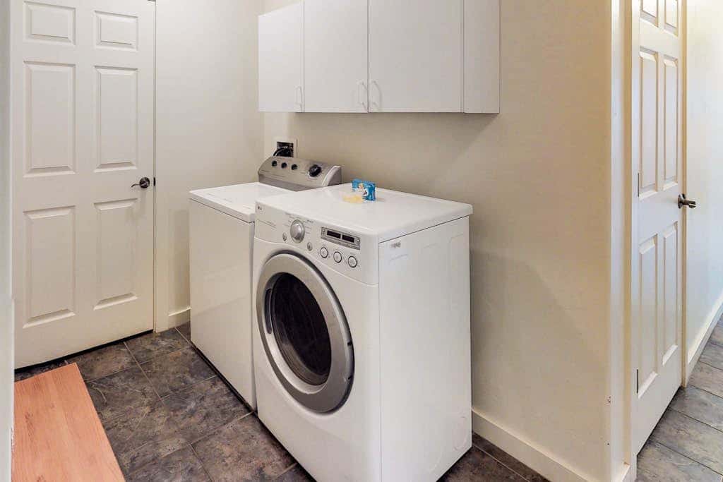 Beautiful Home with Mountain View and Shared Seasonal Pool and Hot Tub - Dog Friendly