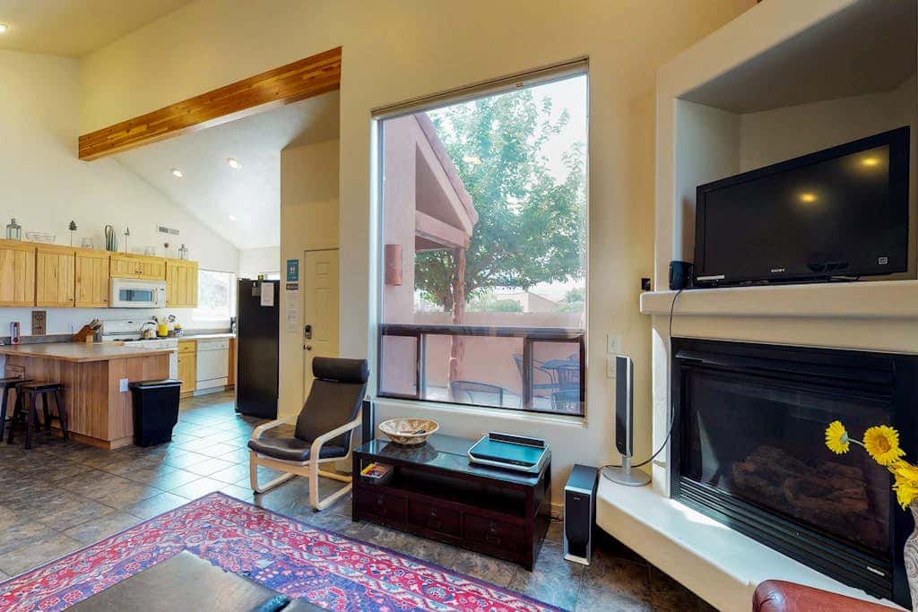 Beautiful Home with Mountain View and Shared Seasonal Pool and Hot Tub - Dog Friendly
