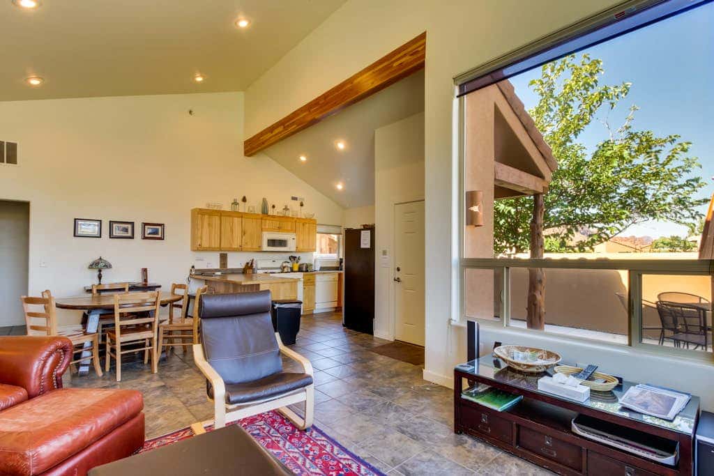 Beautiful Home with Mountain View and Shared Seasonal Pool and Hot Tub - Dog Friendly