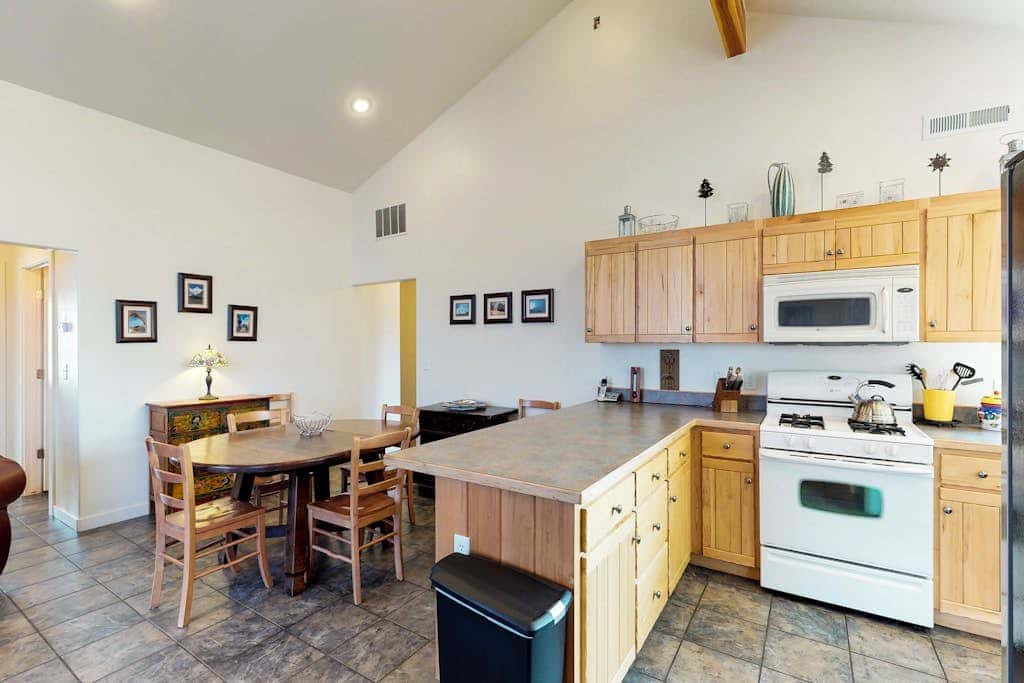 Beautiful Home with Mountain View and Shared Seasonal Pool and Hot Tub - Dog Friendly