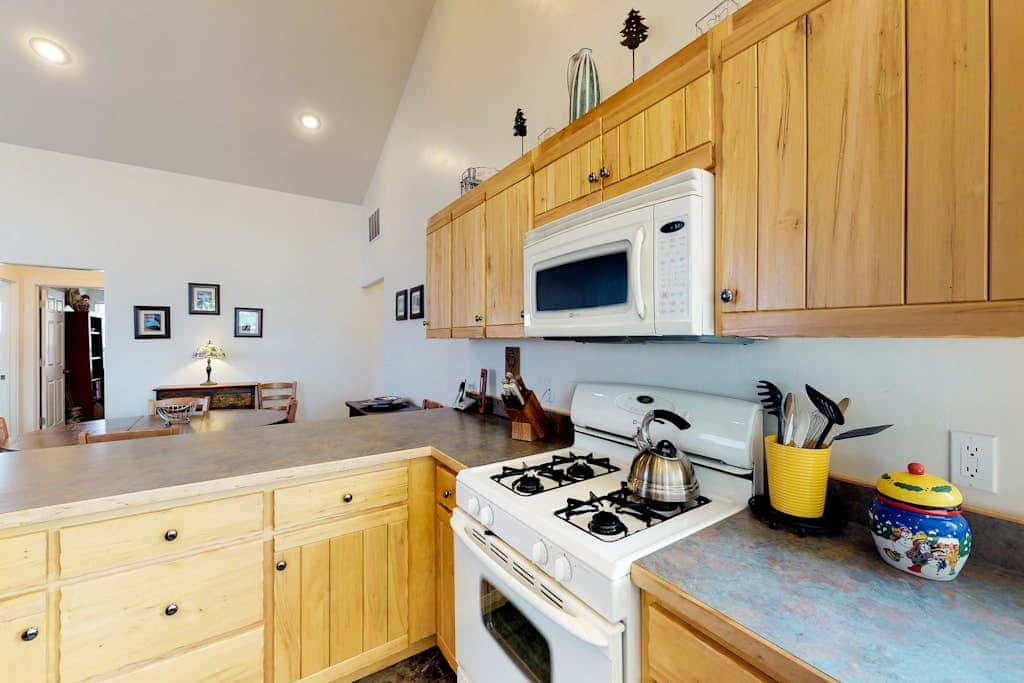 Beautiful Home with Mountain View and Shared Seasonal Pool and Hot Tub - Dog Friendly