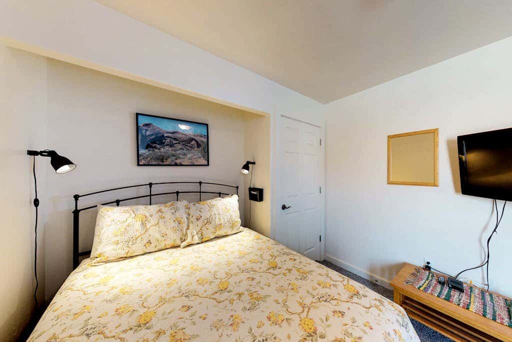 Beautiful Home with Mountain View and Shared Seasonal Pool and Hot Tub - Dog Friendly