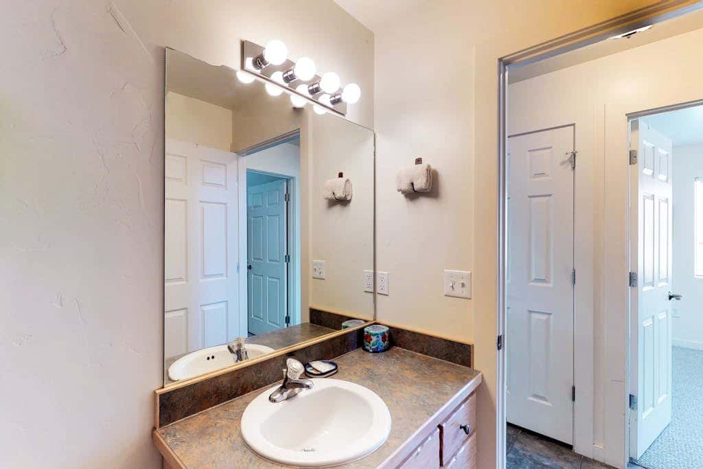 Beautiful Home with Mountain View and Shared Seasonal Pool and Hot Tub - Dog Friendly