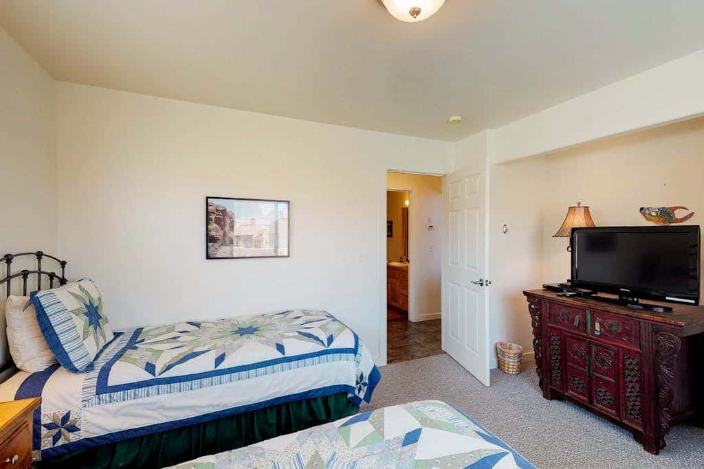 Beautiful Home with Mountain View and Shared Seasonal Pool and Hot Tub - Dog Friendly