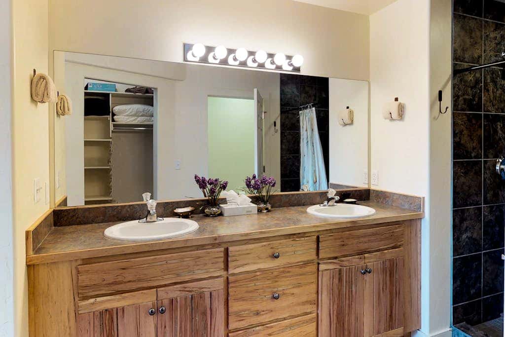 Beautiful Home with Mountain View and Shared Seasonal Pool and Hot Tub - Dog Friendly