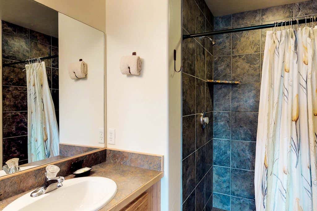 Beautiful Home with Mountain View and Shared Seasonal Pool and Hot Tub - Dog Friendly