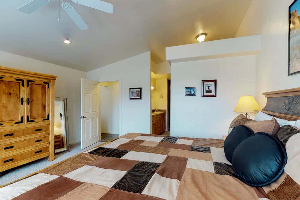 Beautiful Home with Mountain View and Shared Seasonal Pool and Hot Tub - Dog Friendly