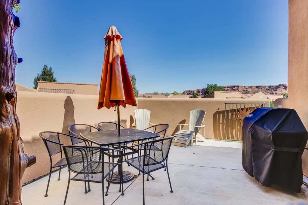 Beautiful Home with Mountain View and Shared Seasonal Pool and Hot Tub - Dog Friendly