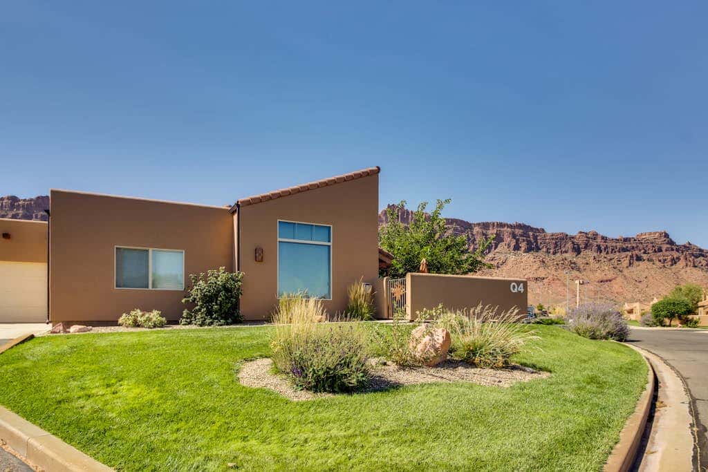 Beautiful Home with Mountain View and Shared Seasonal Pool and Hot Tub - Dog Friendly