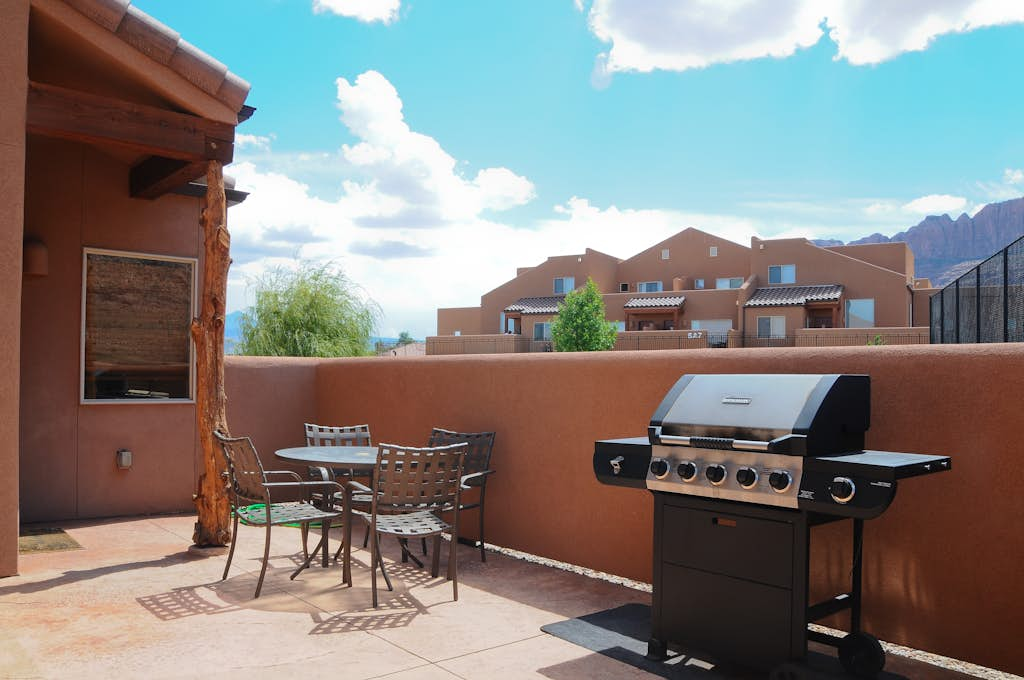 Spacious Townhome in a Great Location with Seasonal Shared Pool and Hot Tub