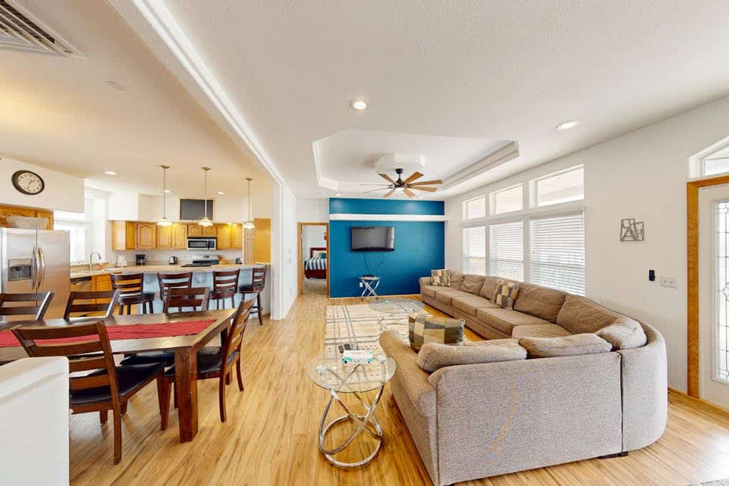 Beautiful home w/ covered decks & grills - great for large groups