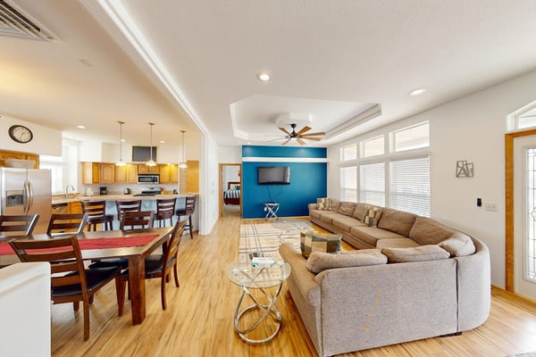 Beautiful home w/ covered decks & grills - great for large groups