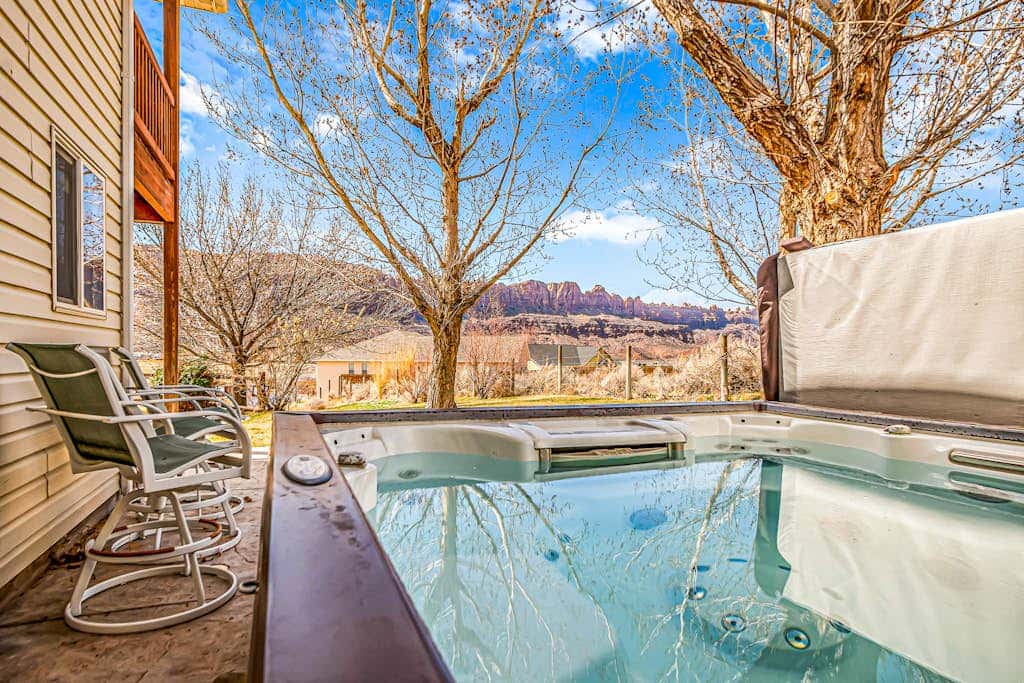 Dog Friendly Moab Mountain Escape with Provate Hot Tub, Fireplace, and Game Room