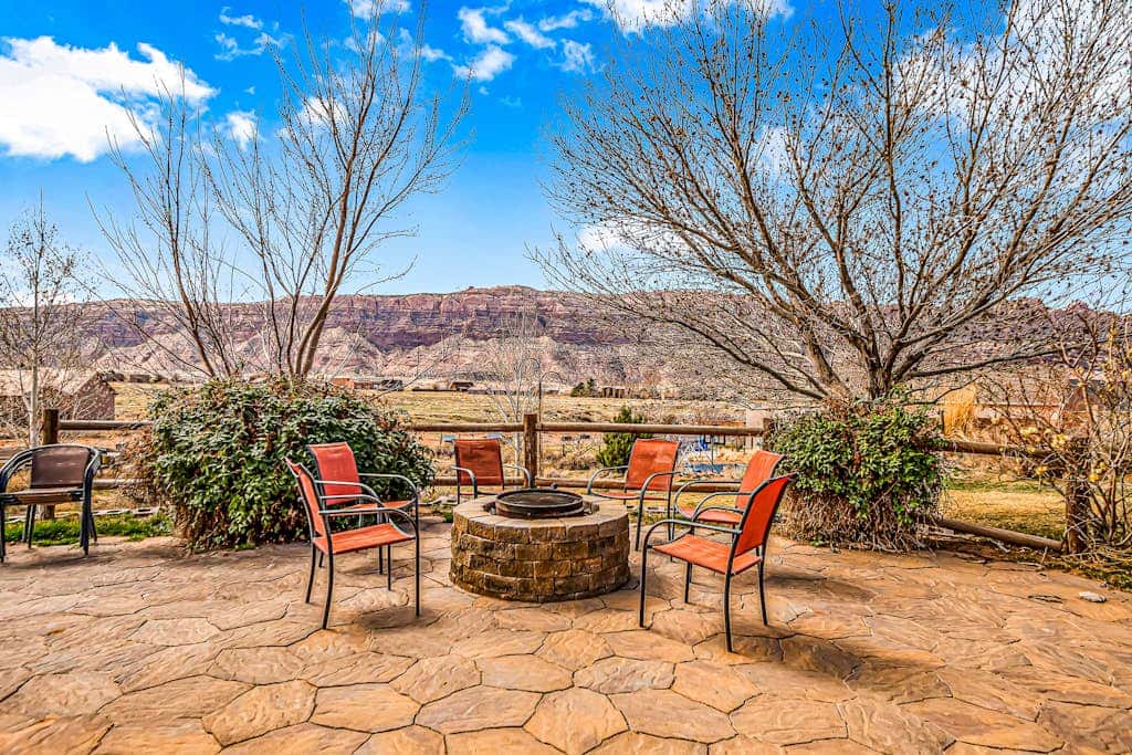 Dog Friendly Moab Mountain Escape with Provate Hot Tub, Fireplace, and Game Room