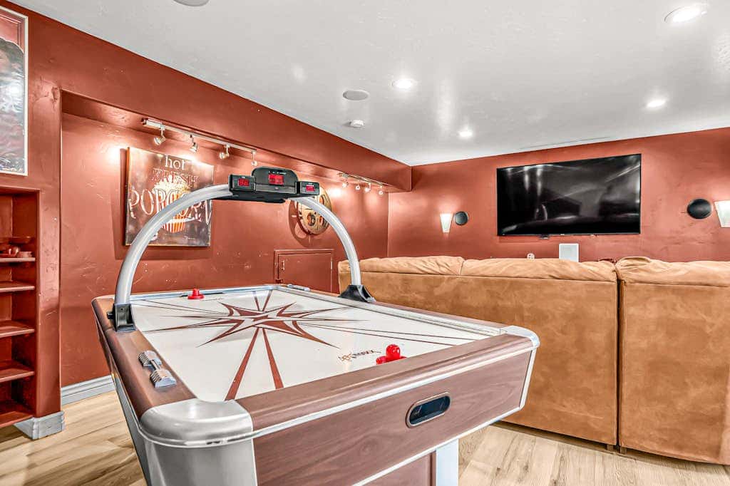 Dog Friendly Moab Mountain Escape with Provate Hot Tub, Fireplace, and Game Room