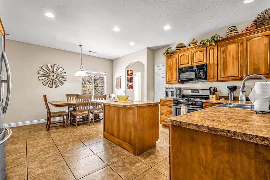 Dog Friendly Moab Mountain Escape with Provate Hot Tub, Fireplace, and Game Room