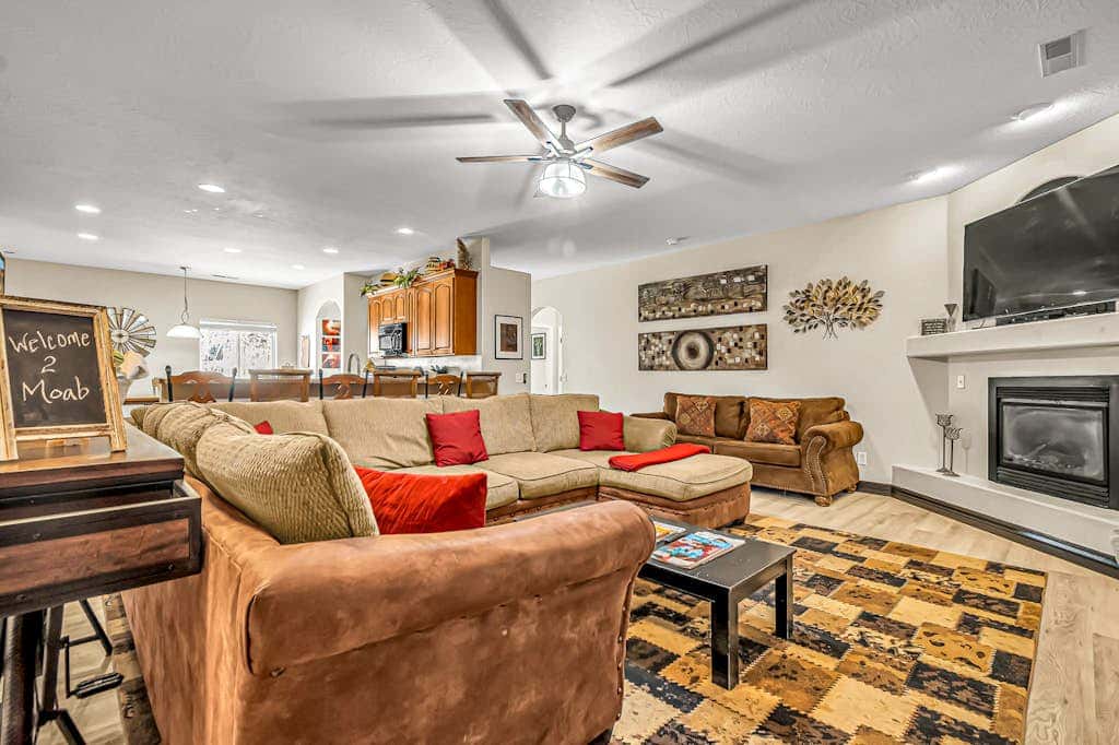 Dog Friendly Moab Mountain Escape with Provate Hot Tub, Fireplace, and Game Room
