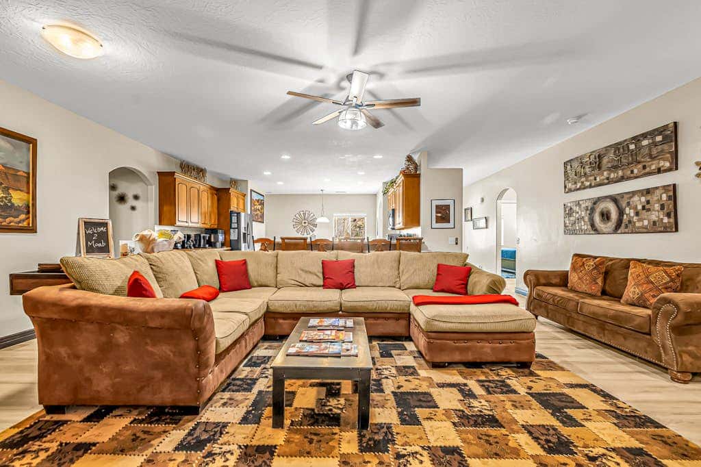 Dog Friendly Moab Mountain Escape with Provate Hot Tub, Fireplace, and Game Room
