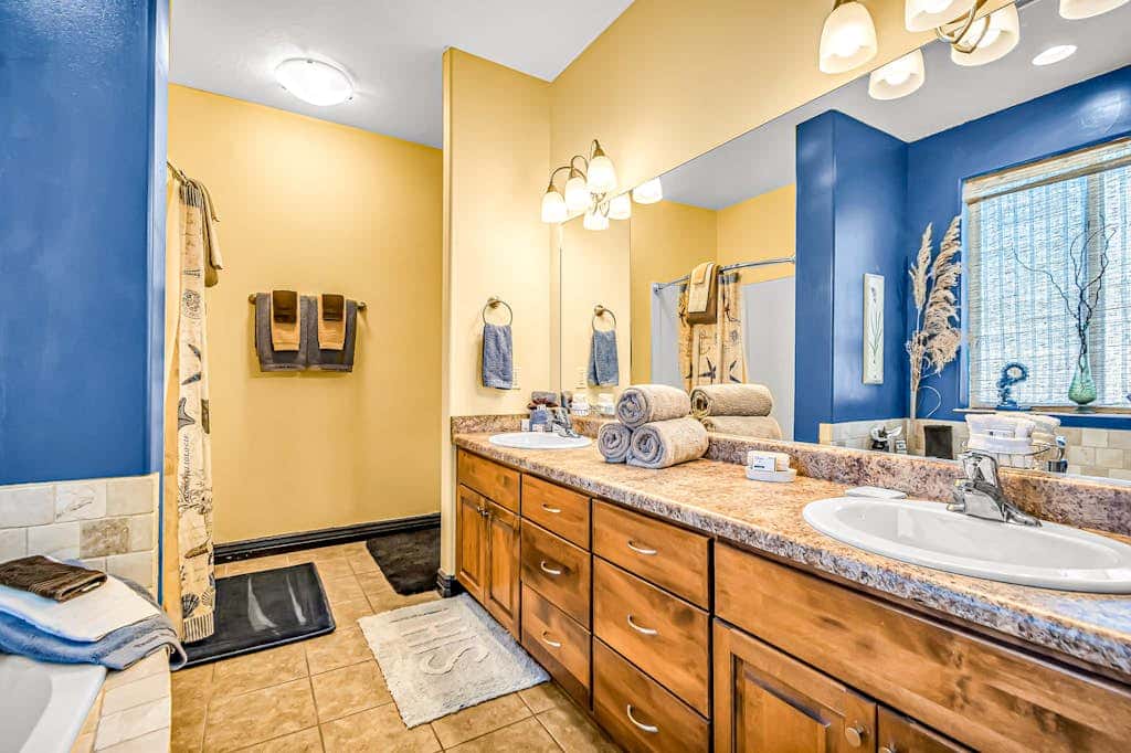 Dog Friendly Moab Mountain Escape with Provate Hot Tub, Fireplace, and Game Room