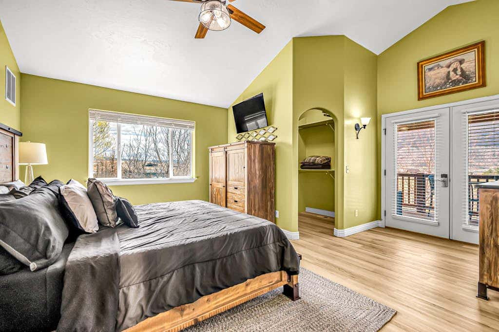 Dog Friendly Moab Mountain Escape with Provate Hot Tub, Fireplace, and Game Room