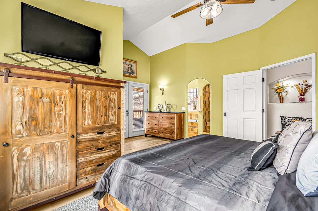 Dog Friendly Moab Mountain Escape with Provate Hot Tub, Fireplace, and Game Room