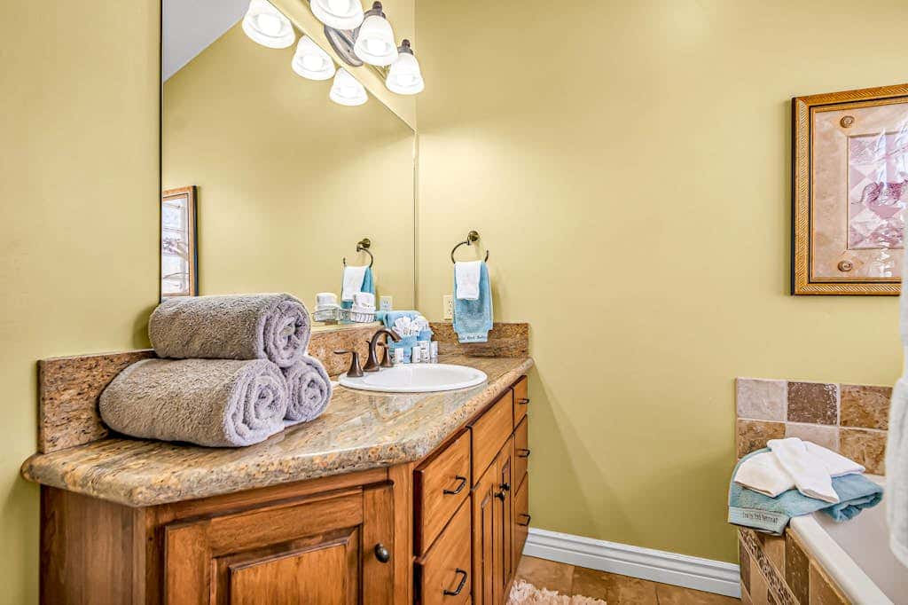 Dog Friendly Moab Mountain Escape with Provate Hot Tub, Fireplace, and Game Room