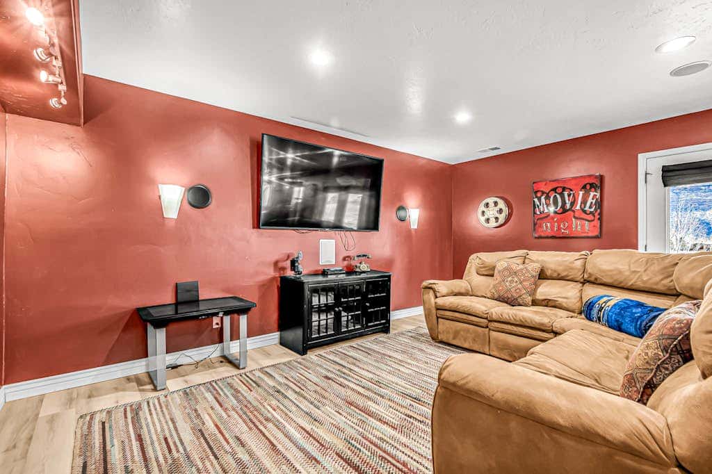 Dog Friendly Moab Mountain Escape with Provate Hot Tub, Fireplace, and Game Room