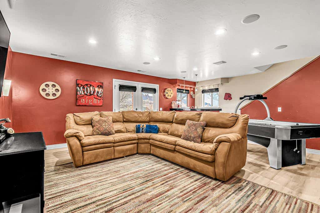 Dog Friendly Moab Mountain Escape with Provate Hot Tub, Fireplace, and Game Room