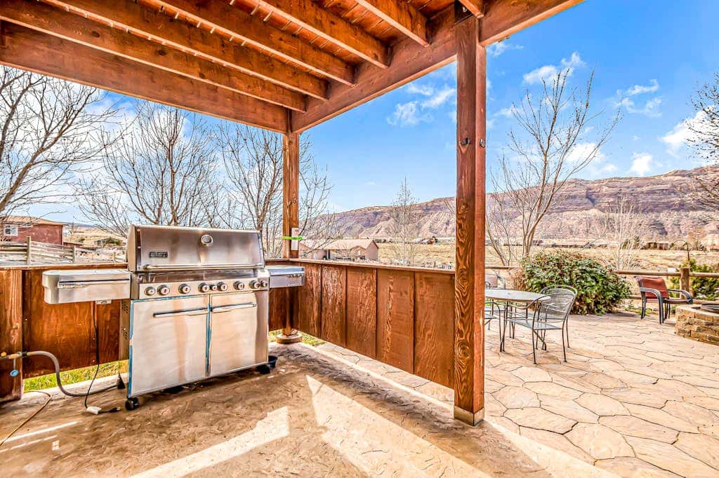 Dog Friendly Moab Mountain Escape with Provate Hot Tub, Fireplace, and Game Room