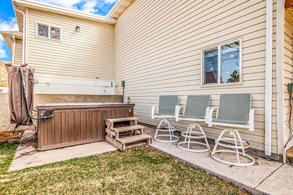 Dog Friendly Moab Mountain Escape with Provate Hot Tub, Fireplace, and Game Room