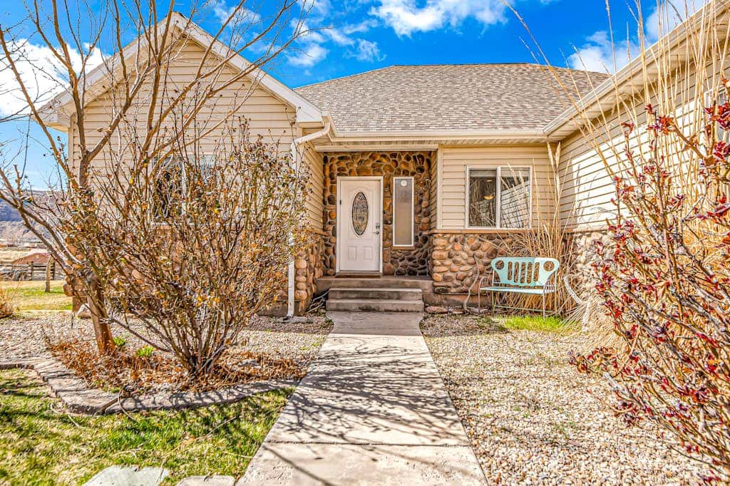 Dog Friendly Moab Mountain Escape with Provate Hot Tub, Fireplace, and Game Room