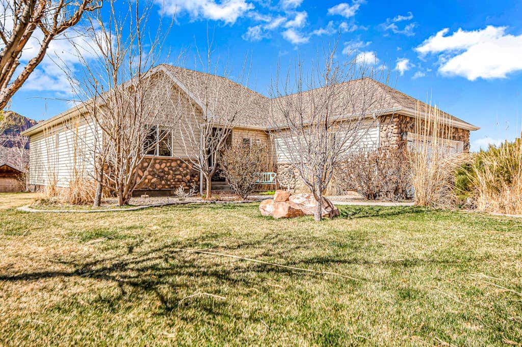 Dog Friendly Moab Mountain Escape with Provate Hot Tub, Fireplace, and Game Room