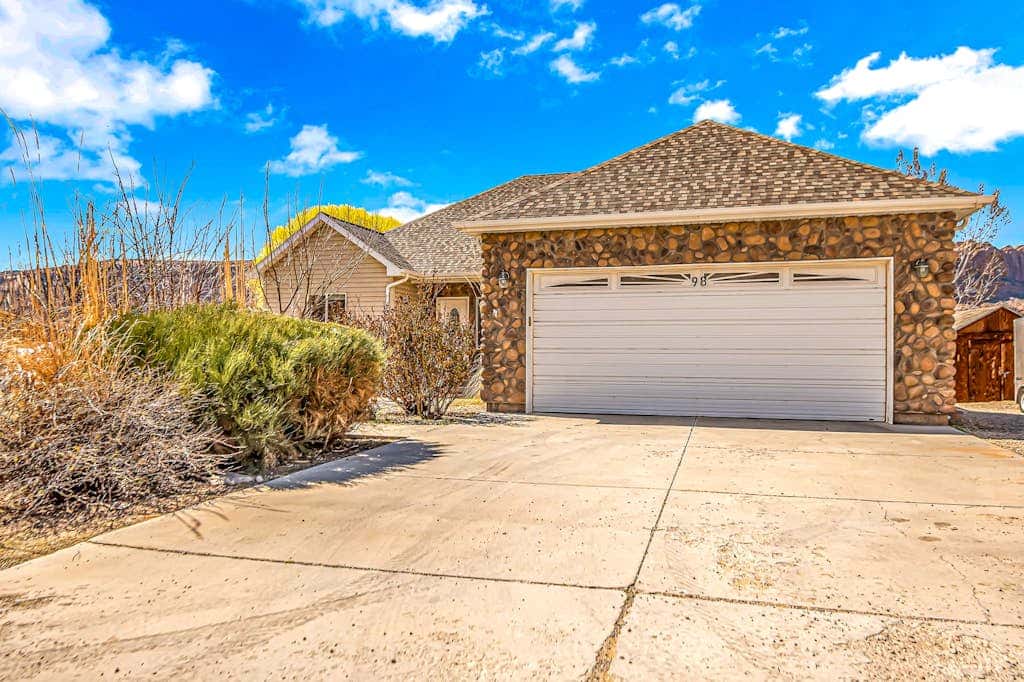 Dog Friendly Moab Mountain Escape with Provate Hot Tub, Fireplace, and Game Room