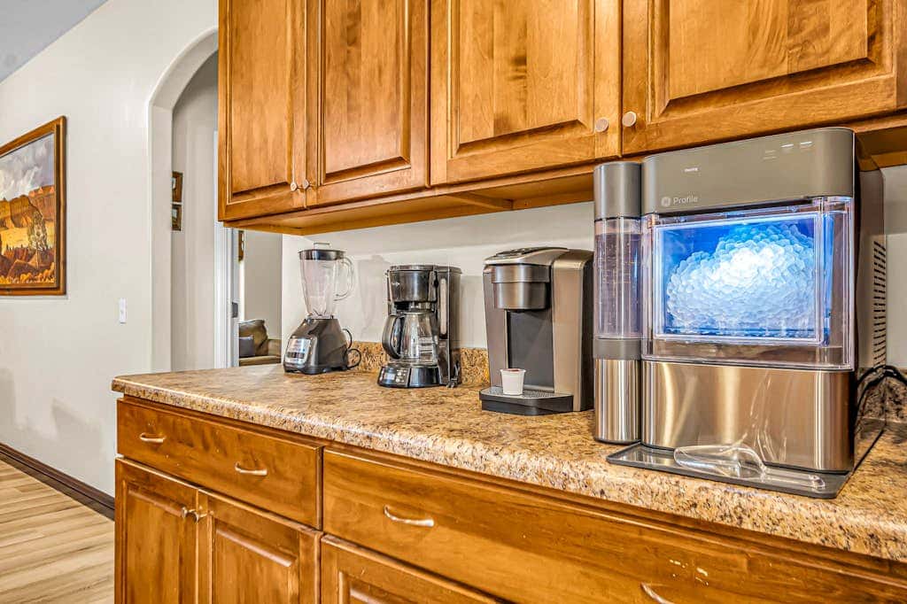 Dog Friendly Moab Mountain Escape with Provate Hot Tub, Fireplace, and Game Room