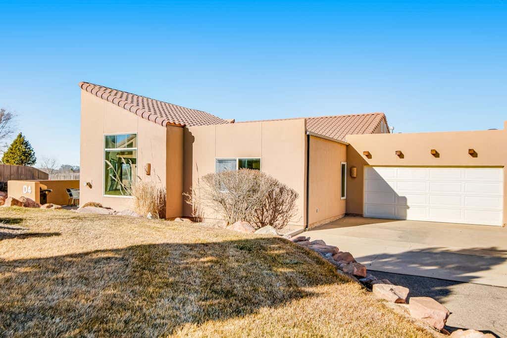 Colorful Condo with Shared Pool and Hot Tub - Close to Golf & Arches National Park