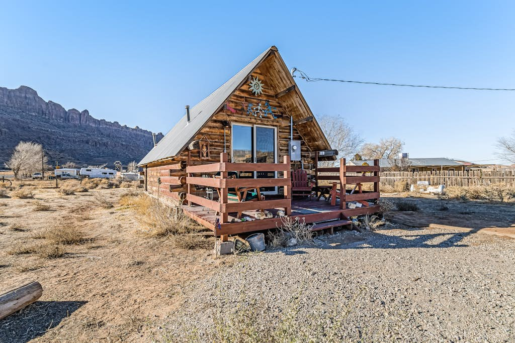 Sunny Acres Cabin Retreat in Moab With Mountain Views