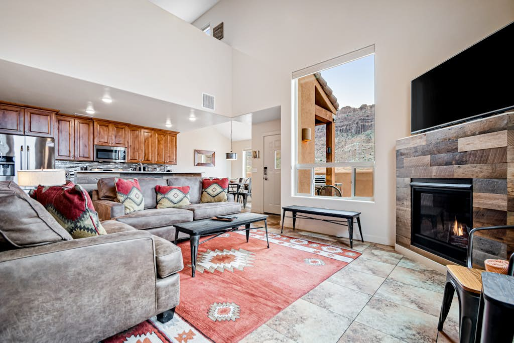 Lovely Condo With Cozy Fireplace & Mountain Views - Great Location