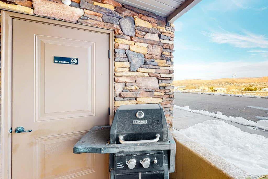 Spacious Moab Condo with Pool Hot Tub and Mountain Views