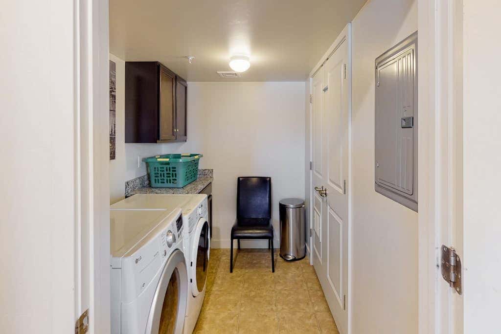 Spacious Moab Condo with Pool Hot Tub and Mountain Views