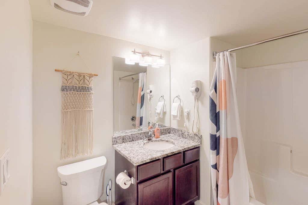Spacious Moab Condo with Pool Hot Tub and Mountain Views