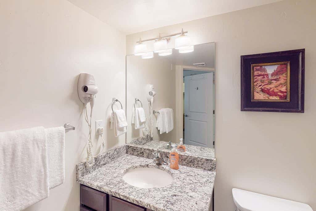 Spacious Moab Condo with Pool Hot Tub and Mountain Views