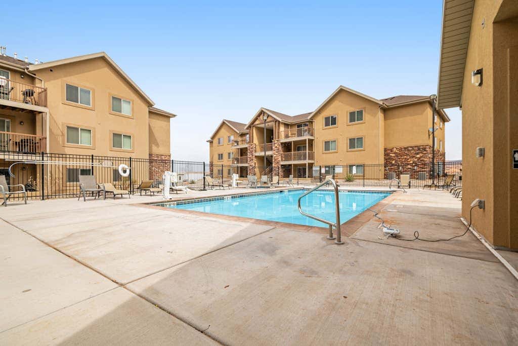Spacious Moab Condo with Pool Hot Tub and Mountain Views