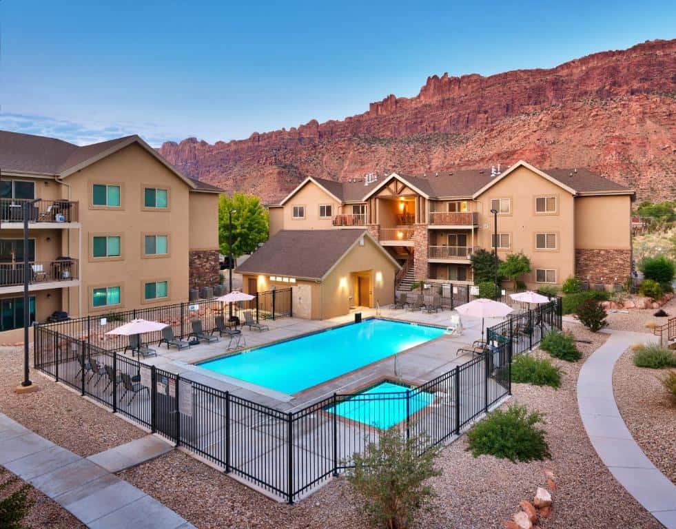 Spacious Moab Condo with Pool Hot Tub and Mountain Views