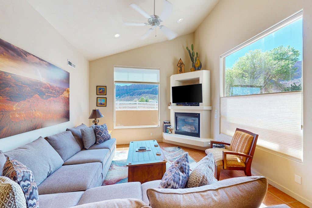 Spacious Moab Townhouse with Seasonal Pool and Hot Tub - Views and Hiking Nearby