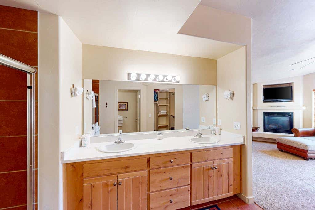 Spacious Moab Townhouse with Seasonal Pool and Hot Tub - Views and Hiking Nearby